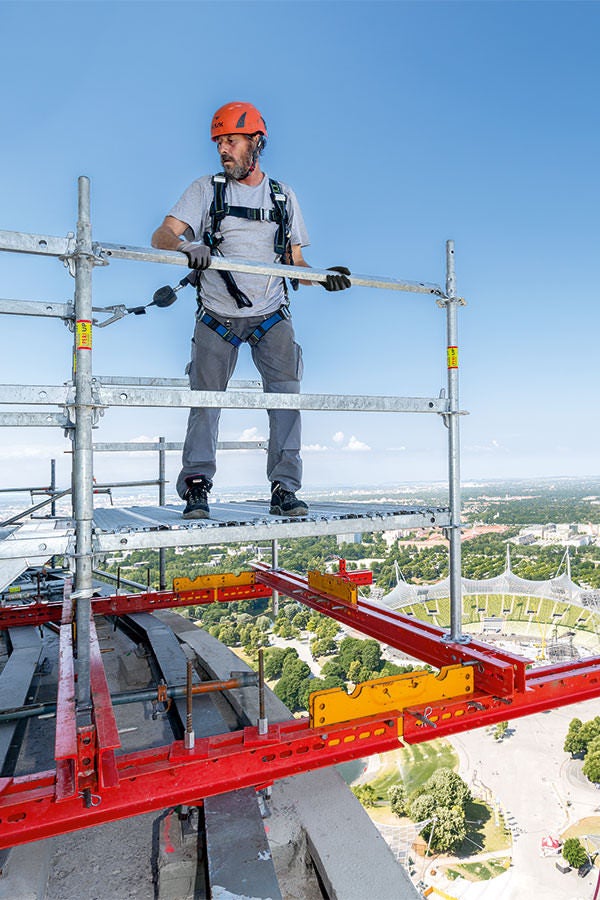 Perfekt kombiniert: Zur Ausbildung des Hängegerüstes an der unteren Turmkanzel wird PERI UP Flex an einer auskragend montierten VARIOKIT Trägerkonstruktion abgehängt.