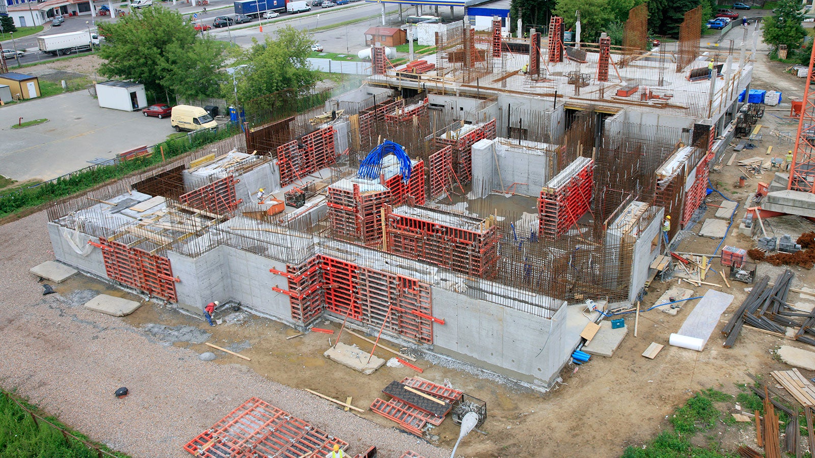 Projekt wymagał uzyskania wysokiej jakości architektonicznej powierzchni ścian i stropów.