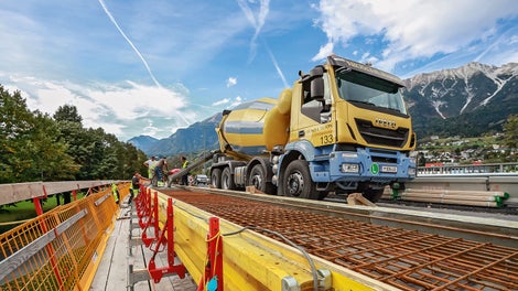 Vehicle Bridge, Innsbruck, Austria | Bridge renovation in spite of flowing traffic
