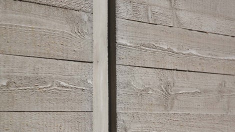 Holzoptik der Betonwand