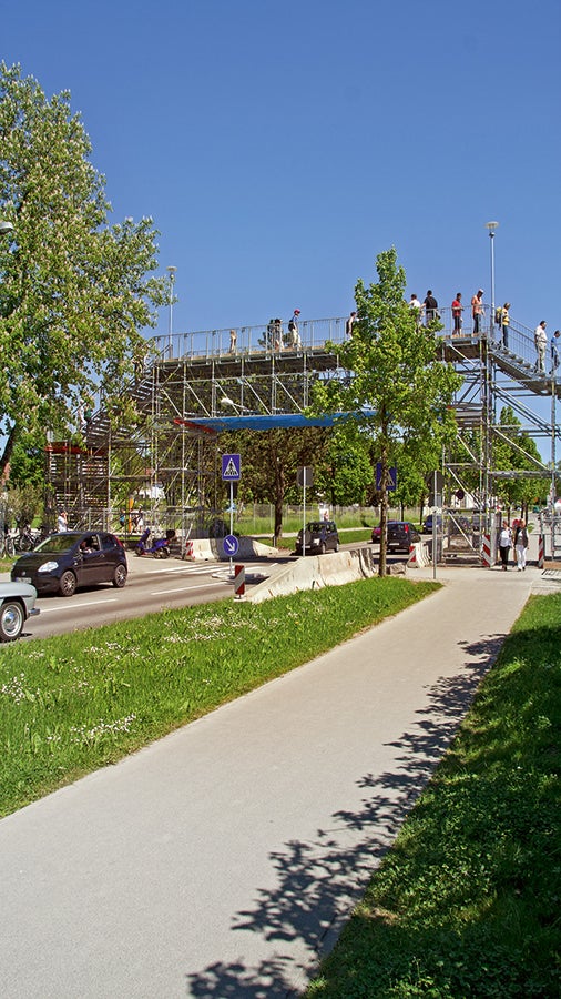 LGS is suitable for temporary pedestrian bridges and meets the requirements regarding guardrail loads and geometries for use in public areas.