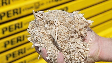 Ein Symbol für nachhaltiges Handeln bei PERI: Holzspäne, die in der Trägerfertigung als Abfallprodukt anfallen, speisen unser Biomasseheizkraftwerk in der Zentrale in Weißenhorn. Es entstehen Wärme und Strom für den gesamten Standort und für umliegende Haushalte.