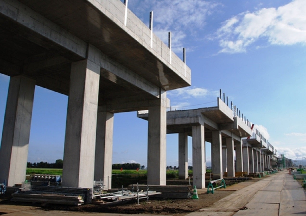 北海道新幹線工事、大野新道橋りょう工事<br/>【ドイツ最新鋭型くさび式保工 PERI－UP ロゼット・STR 100】<br/> 