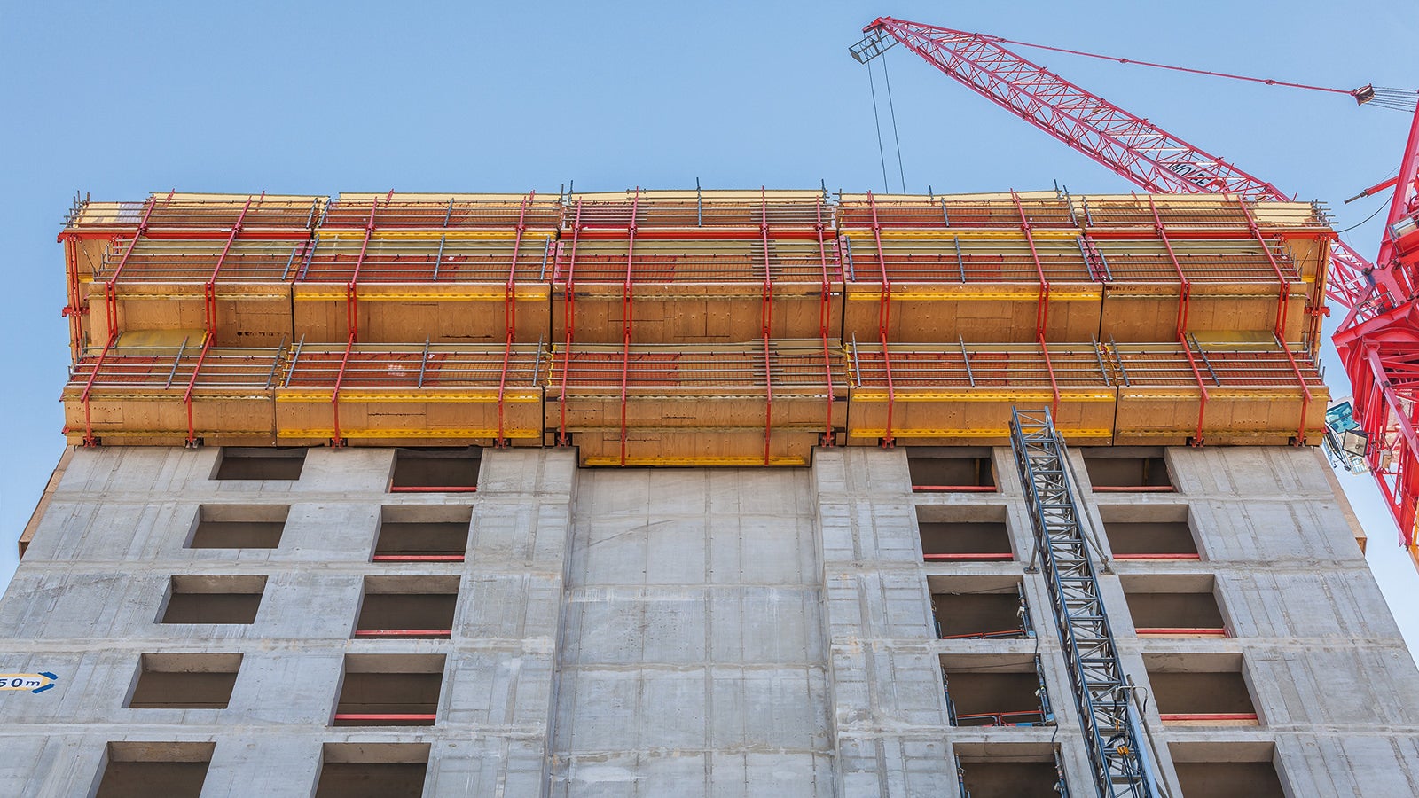 RCS und TRIO bildeten schienengeführte Kletterschalungseinheiten für die dem ehemaligen Getreideturm nachempfundene Nordseite.