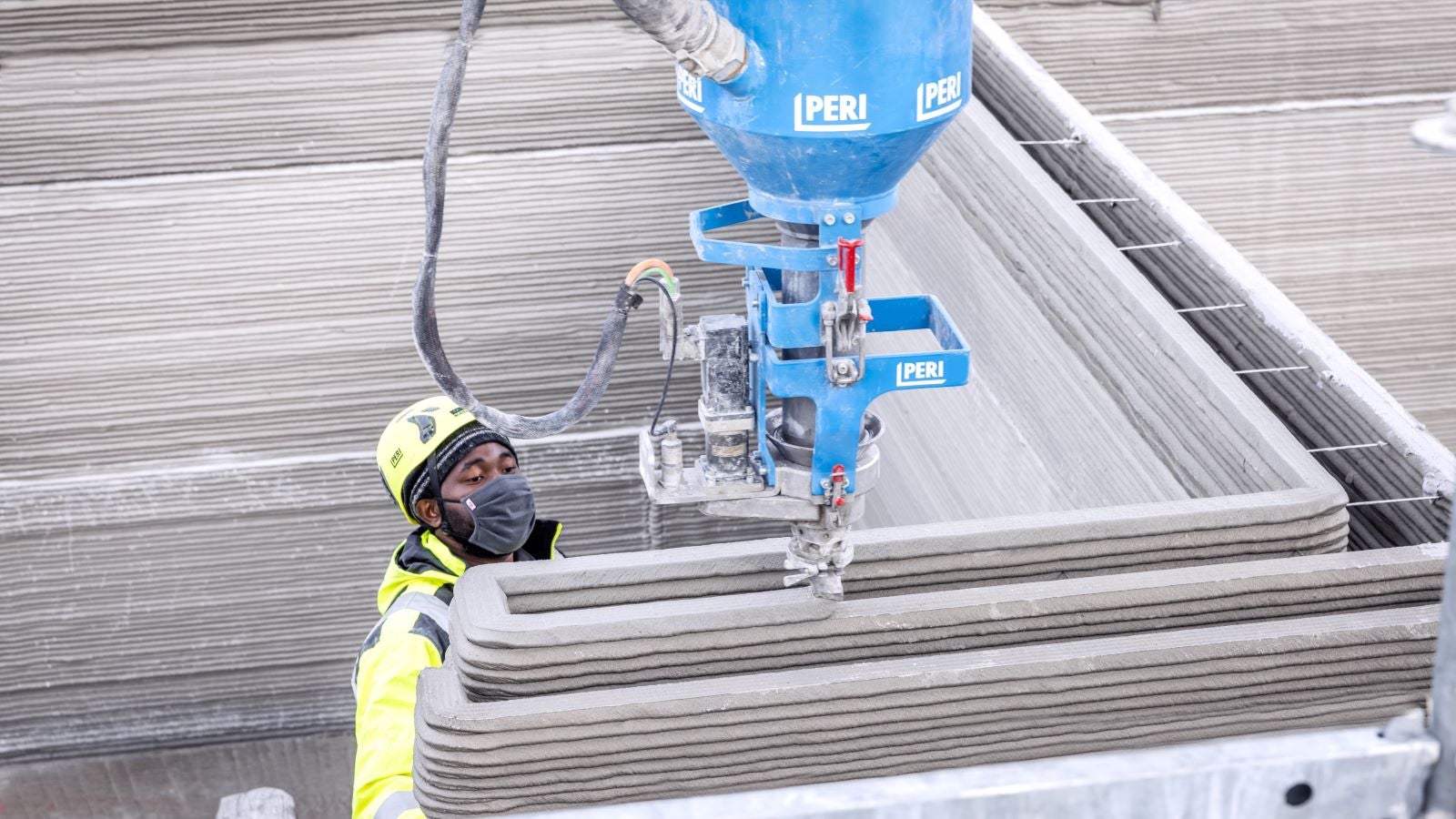 <p>V listopadu 2020 vytiskla firma PERI prvn&amp;iacute; dům v Beckum v Německu (Nordrhein-Westfalen)&amp;nbsp; s pomoc&amp;iacute; 3D tisk&amp;aacute;rny betonu. Nyn&amp;iacute; byl tento projekt radou pro design oceněn cenou German Innovation Award.</p><br/>