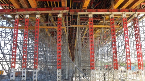 Das Absenken unter Last erfolgt kontrolliert dank integriertem Hydraulikzylinder im Fussteil.