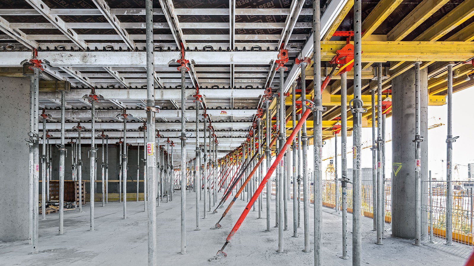 Il sistema SKYDECK consente di armare in modo rapido e sistematico solai anche di grande superficie. Per gli edifici adiacenti alla torre, la cassaforma per solai con pannelli in alluminio è stata abbinata a tavoli per solai, utilizzati sui bordi 