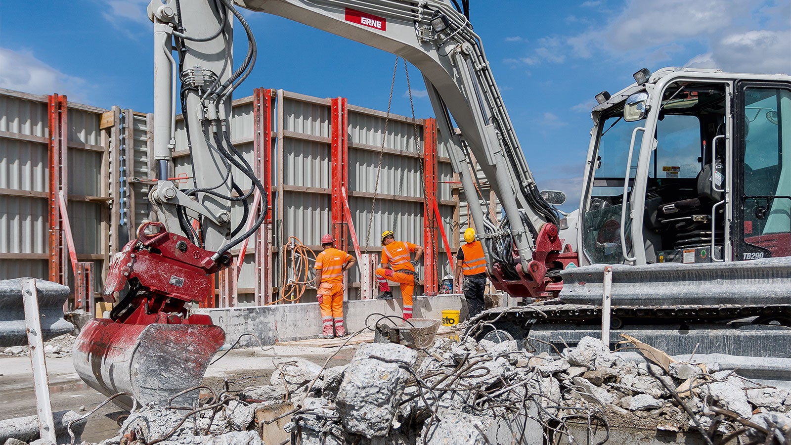 À l'intérieur du mur de protection pour 'escalade RCS, le démontage s'est fait étage par étage avec du petit matériel.