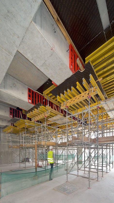 The massive beams are being constructed in one pour together with the slabs – with the help of strong load-bearing PD 8 slab tables and lightweight LIWA elements as side formwork.