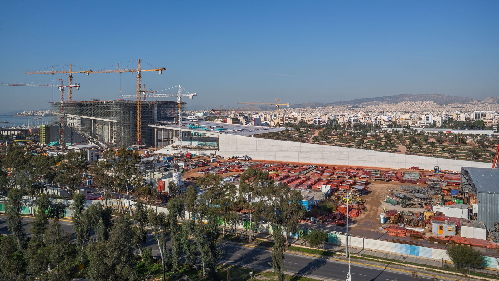 The man-made hill with its steadily rising gradient forms an alignment with the building´s roofs. The additional canopy with an area of 10,000 m² is positioned on very thin steel columns up to 12 m over the actual building roof.