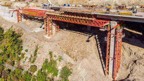 通过与派利德国工程师的密切合作，使用VRB桁架系统，为单跨达31米的桥梁结构提供模板和支撑方案。