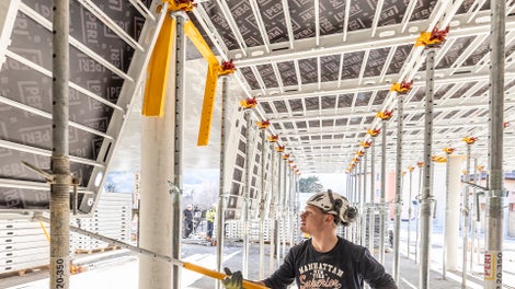 To znacznie zmniejsza ilość pracy i wysiłku, zapewniając wysoki poziom wydajności w całym procesie formowania.<br/>