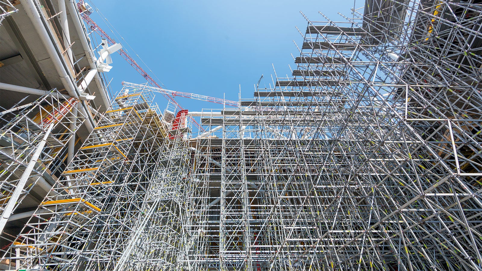 Grazie alla sua modularità, il sistema PERI UP Flex è stato impiegato per il sostegno delle casseforme e per il montaggio della struttura in acciaio