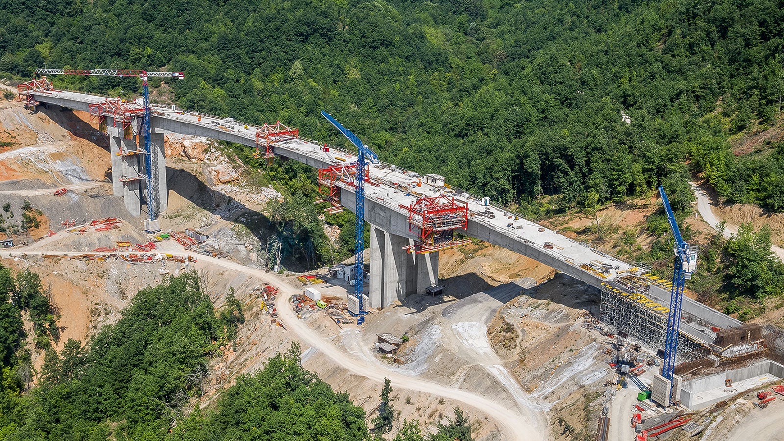 U jugozapadnom, planinskom delu Severne Makedonije, izgrađeno je 14 vijadukta na prvoj deonici trase. Na dužini od oko 10 km, bilo je neophodno iskopati preko <br/>4.000.000 m³ zemlje i ugraditi 150.000 m³ betona i 15.000 t armature.