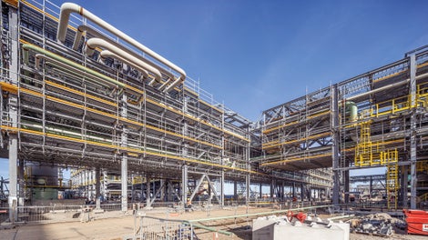 Las plataformas de trabajo suspendidas proporcionaron acceso seguro a todas las áreas de la refinería mientras continuaban los trabajos de excavación en la planta baja.<br/>(Foto: PERI SE)