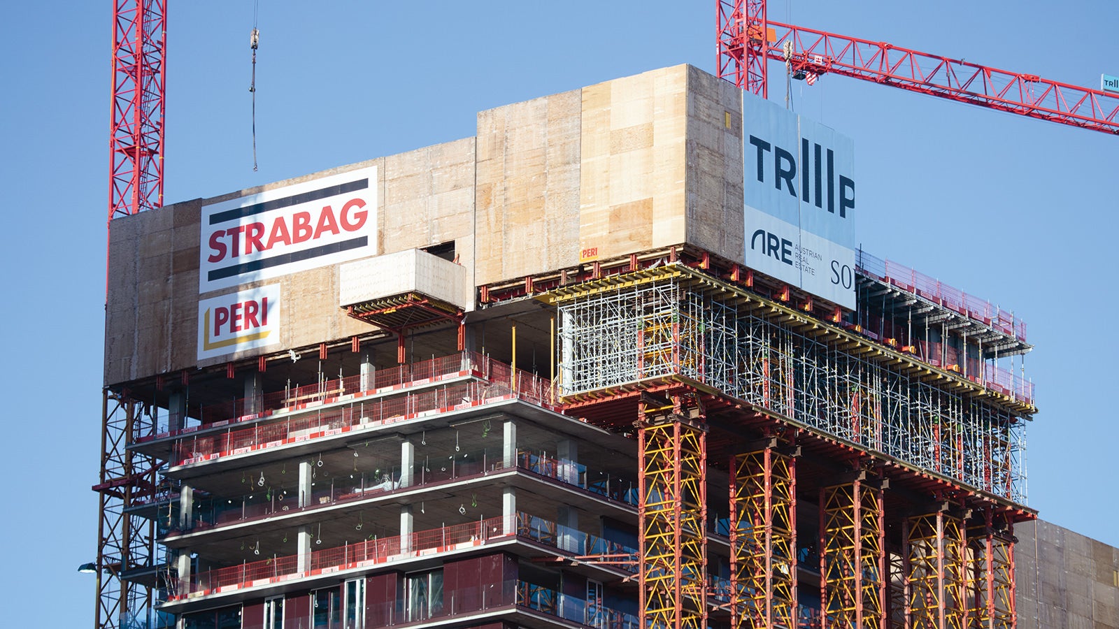 VST tugitornid kinnitati fikseeritavate elementidega hoone külge. Tugitornidele ehitati välja platvorm, et sinna omakorda paigaldada laevalu jaoks vajalik PERI UP telling. (Foto: PERI GmbH)<br/>