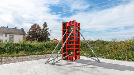 凭借模块的多功能设计，可让系统以5厘米为步距，为15-55厘米的方柱截面立模；模块间使用转角连接组件连接。