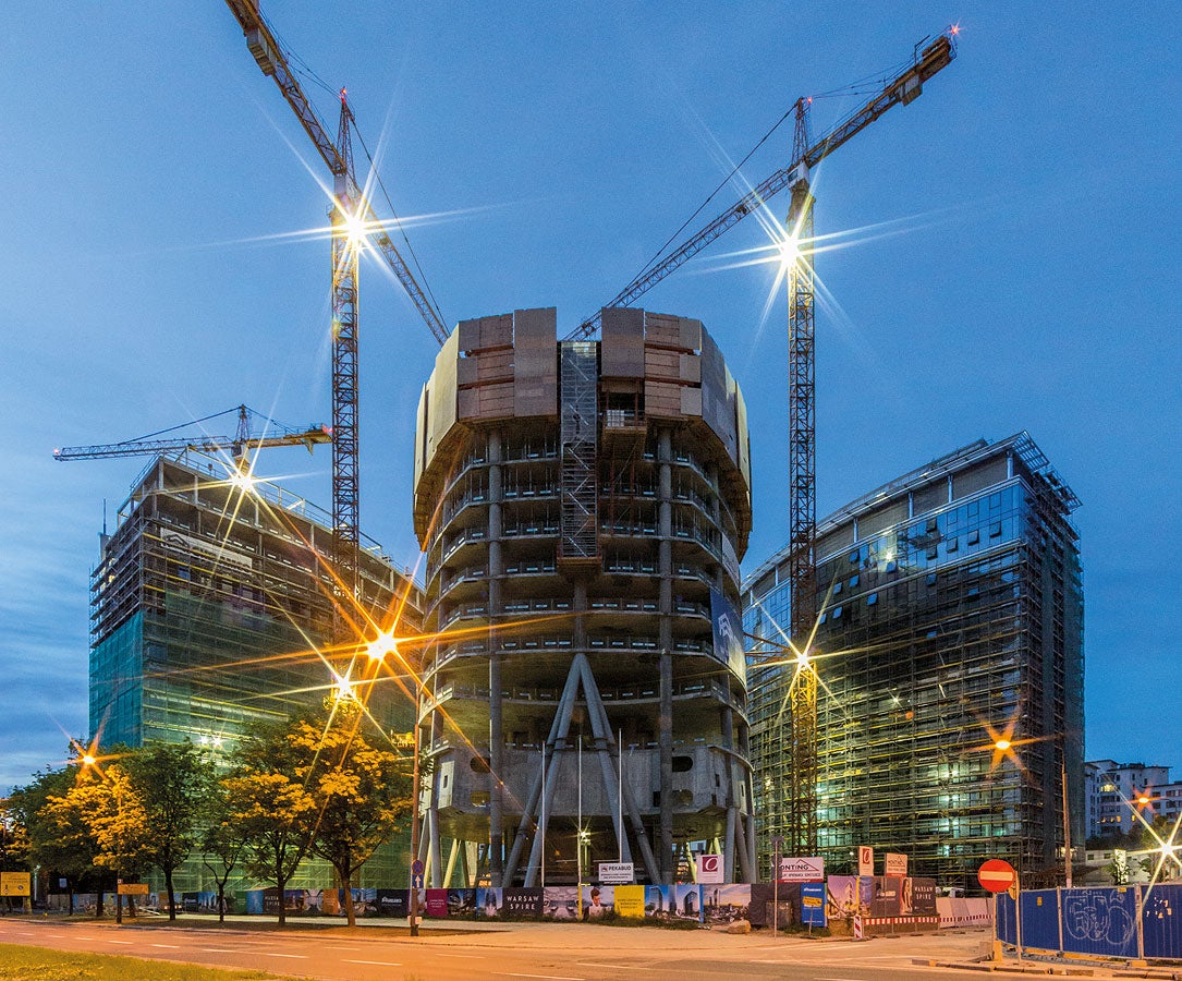 La Warsaw Spire: il nuovo complesso direzionale, che sorge nella capitale polacca, è formato da tre diversi edifici. La torre, alta 220 m e destinata ad uffici, si distingue per la sua particolare forma architettonica; i solai, infatti, presentano una pianta ellittica che varia da piano a piano