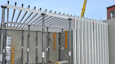 Le GRIDFLEX simplifie la mise en place avec l'utilisation d'une couleur unique pour chaque type de panneau, une tête d'étai unique et aucune mesure nécessaire, réduisant ainsi le temps d'installation et les erreurs potentielles.