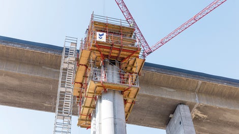Whether in building construction, dam, pier head or tunnel construction – with the pre-assembled platforms, the SCS Climbing System is quickly ready for use in a wide range of applications. The particularly high load-bearing capacity ensures rapid construction progress with few climbing sections.