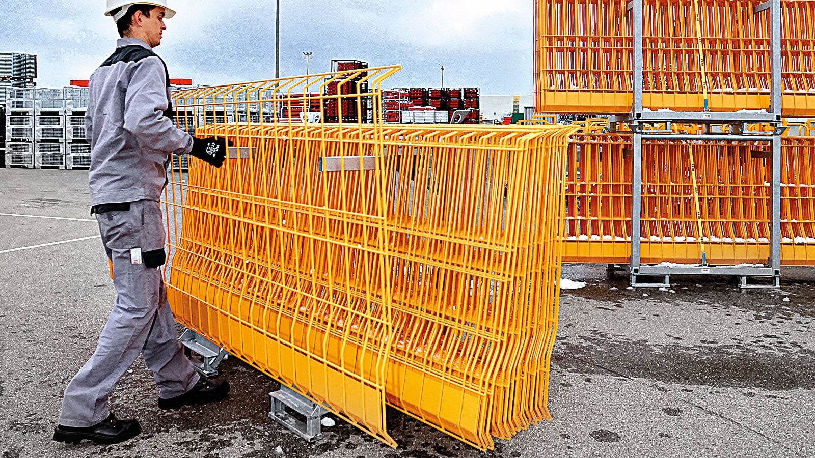 The PROKIT pallet holds 25 side mesh barriers and simplifies the logistics and assembly of the side protection.