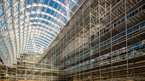 PERI Australia supported the scaffolding contractor with a comprehensive planning solution for the up to 20 m high load-bearing shoring and working scaffold up to 85 m long. Thanks to the lightweight system components, the scaffolding could be erected and dismantled without a crane – so that the restricted crane availability did not jeopardize the scheduled completion date. (Photo: David McArthur Parallax Photography)