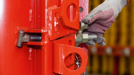 Ściągi z samoczyszczącymi gwintami sześciokątnymi zamontowane są do form na stałe, co eliminuje gubienie części.