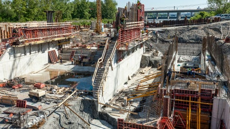 Projekt pozostáva z objektu trojpólovej hate a budovy malej vodnej elektrárne, ktorá je osadená na ľavostranné zaviazanie. Medzi telesom hate a budovou elektrárne je umiestnený štetinový rybovod pozostávajúci z troch ramien. 