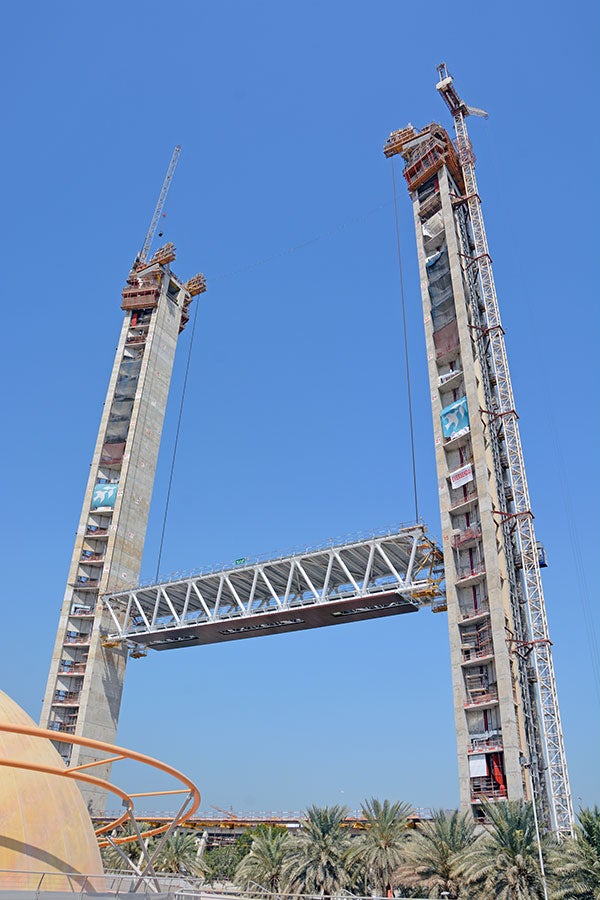 Both towers needed to be pre-cambered due to the heavy load of the skybridge, which had to be lifted from ground level all the way to the top. The PERI systems used allowed the kind of absolute precision needed to erect the two towers with a small incline.