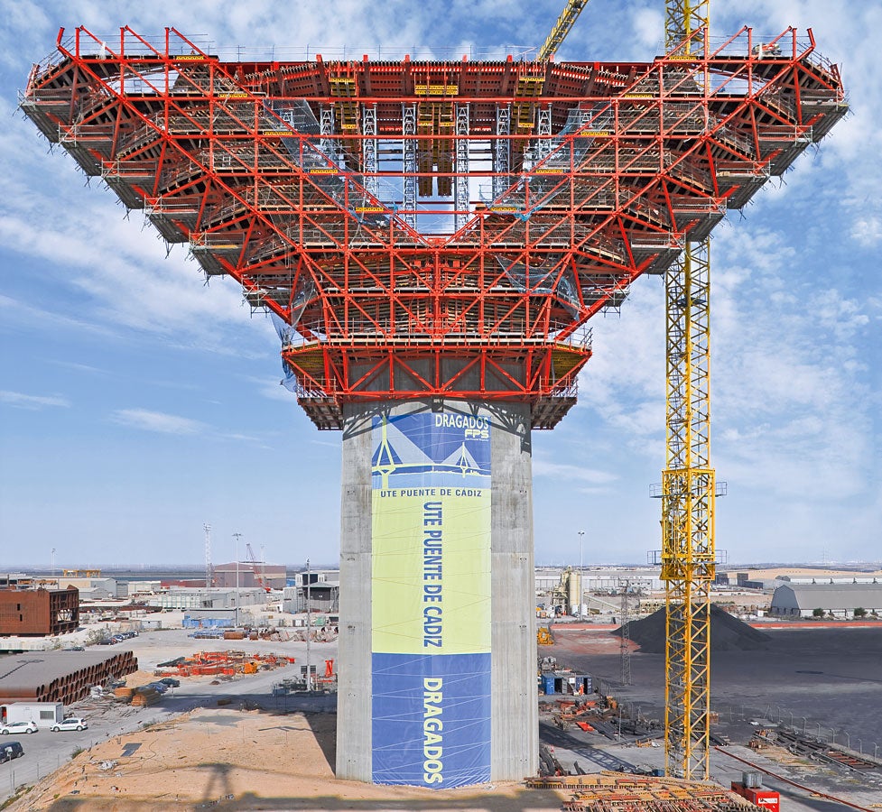 Con la estructura metálica de PERI, se pudieron descargar los elevados esfuerzos de hormigonado de la ampliación del pilar de 47 m de ancho de modo seguro hacia la base.