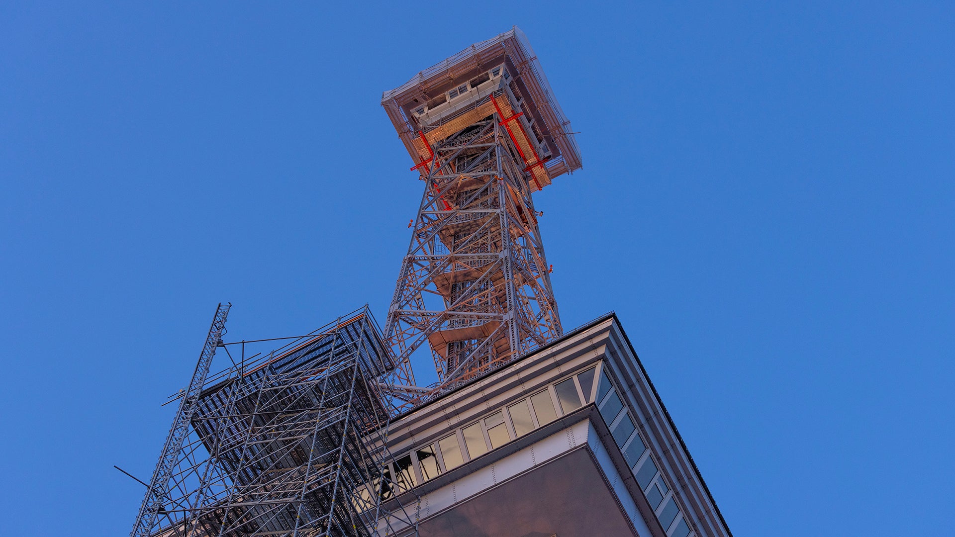 Seit Mitte 2025 wird der Berliner Funkturm zwischen Restaurant und Aussichtsplattform mithilfe des PERI UP Gerüstbaukastens sukzessive eingerüstet und umfassend saniert.
