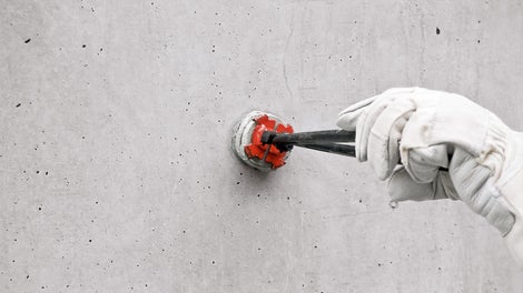 将混凝凝土堵头压入孔洞内，并轻轻转动几次，使密封胶均匀分布。