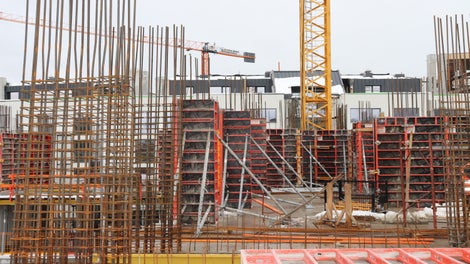 За колоните се използва кофраж LICO, който е изключително лек и удобен за работа, а стените се изпълняват с олекотения рамков кофраж DOMINO 275