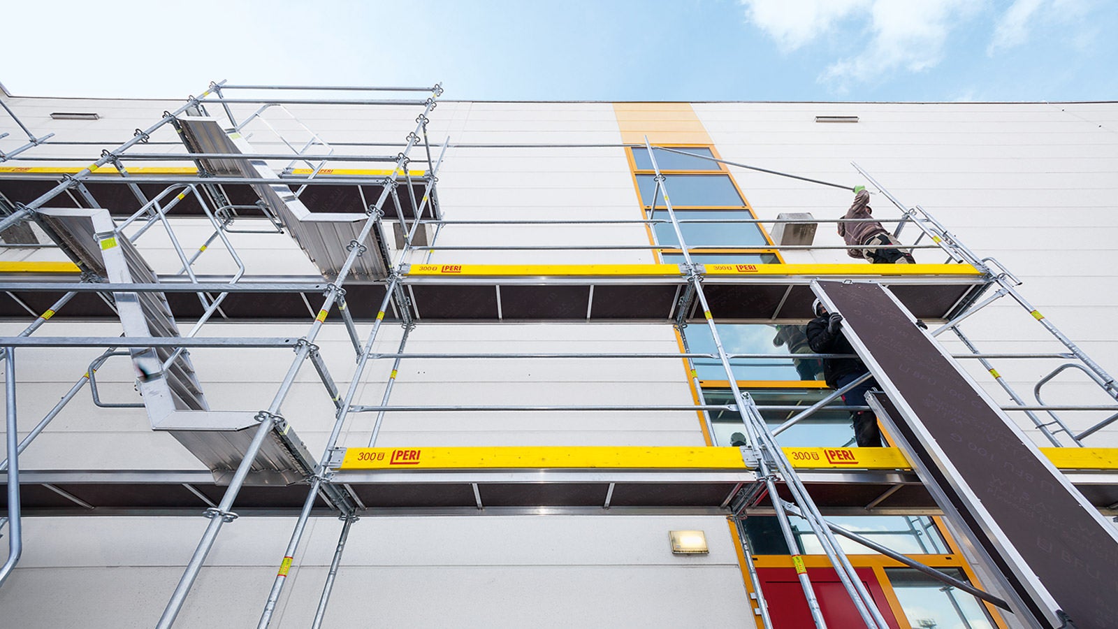 PERI UP Easy is one of the lightest steel facade scaffolds on the market. In addition, it provides a very high level of safety in the system as the guardrail for the next level is mounted with the Easy frame without requiring any additional components from the lower scaffolding level. The compatibility with components of the modular scaffolding ensures innovative, efficient solutions.