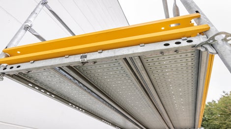 Grâce à la série EVOTOP du système modulaire d'échafaudage PERI UP, il est possible de construire des échafaudages de façade encore plus larges, plus longs et plus hauts dans des classes de charge exigeantes. Les cadres lourds et peu flexibles ne sont donc plus nécessaires dans la construction d'échafaudages de façade.