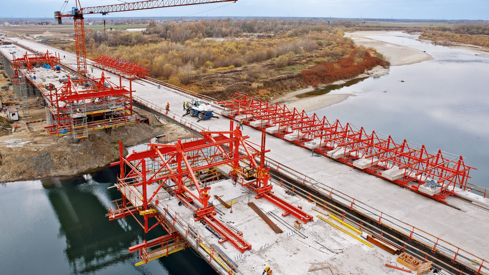 The combinability of the balanced cantilever equipment with the PERI UP modular scaffold allows – as part of the comprehensive PERI project solution – modular working platforms and access to all working areas. With a minimum of effort for the construction team, the modular scaffolding can easily be connected to VARIOKIT standard components using simple connection means.