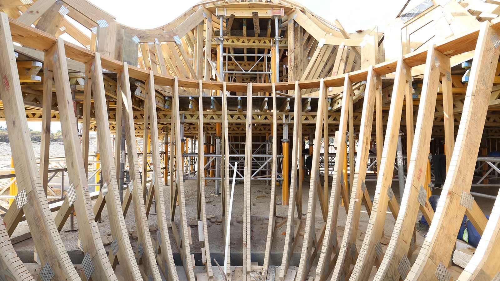 运用3D建模技术设计、搭建并生产出为项目定制的木梁。