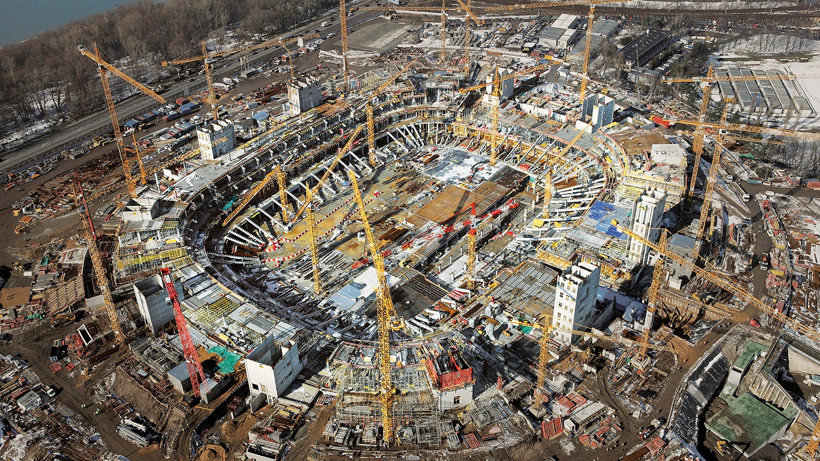 O complexo projeto de construção com os mais altos requisitos de qualidade exigiu uma equipe experiente no canteiro de obras, bem como suporte no local através dos engenheiros da PERI.