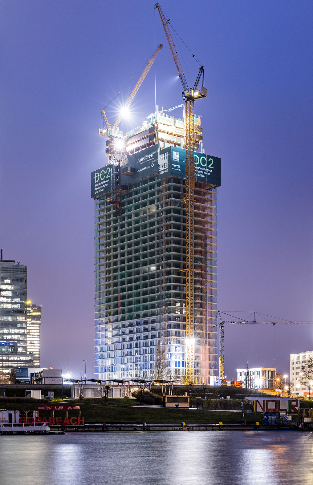 The construction of DC Tower 2 in Vienna is progressing rapidly with the help of PERI Formwork and Scaffolding Systems from a single source. The imposing structure rises into the sky, symbolising the progress that innovative construction methods can make.