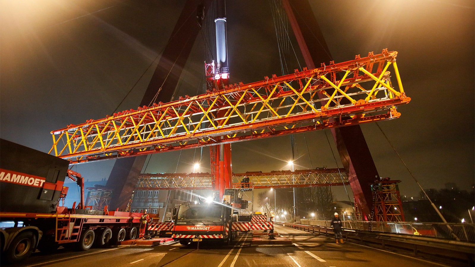 Ainult üks öö oli selleks, et sõrestiktalasid paigaldada. Iga tala oli 21 m pikk ja neid toodi objektile raskeveoautoga. Kell kuus hommikul oli sild liiklusele taas avatud. (Photo: PERI GmbH)<br/>