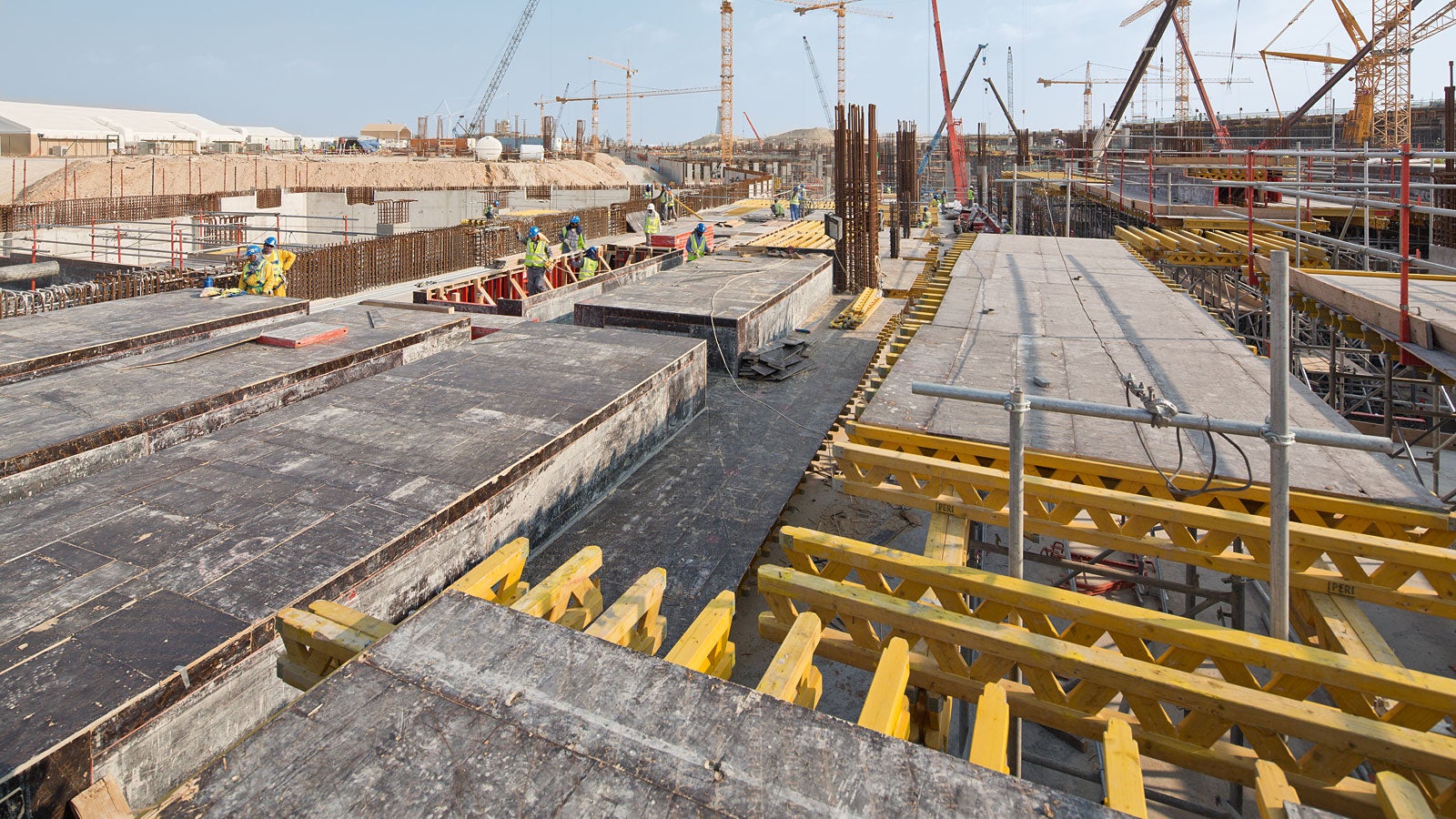 Moveable PD 8 slab tables form the load-bearing sub-structure along the beams; for the slabs, MULTIFLEX girder slab formwork is used.