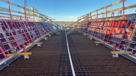 Et brofag opstillet med MAXIMO på siderne.