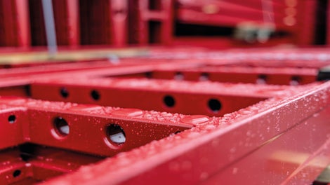 La nueva generación de Encofrado de Paneles MAXIMO es una contribución más de PERI a una mayor sostenibilidad. El innovador recubrimiento PERIskin no solo ofrece una protección completa para el encofrado, sino que también ahorra una cantidad significativa de energía durante el proceso de producción.<br/>(Foto: PERI SE)<br/>