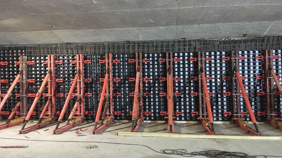 Изпълнение на вертикална стена над вестибюлна плоча с олекотена кофражна система DUO и едностранни стойки VARIOKIT