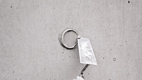 使用刮铲清楚多余的密封胶