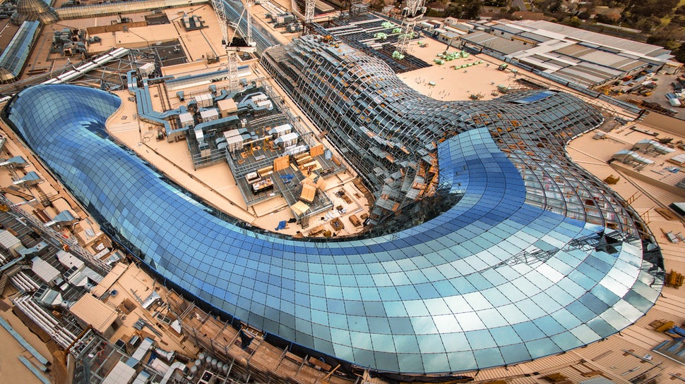Up to 70,000 visitors flock daily to Australia's largest shopping centre which is now completely covered by a gigantic glass roof – the result of an expansion project. Work was carried out while the centre remained opened for daily business; the schedule for the entire construction project was extremely short. (Photo: David McArthur Parallax Photography)