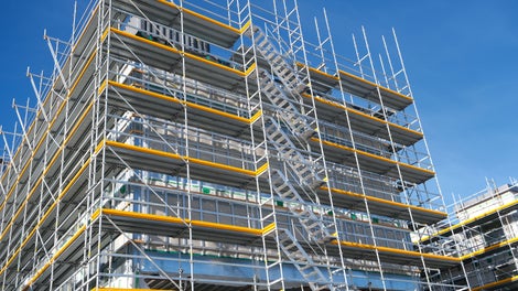 Sikkert og fleksibelt facadestillads fra PERI UP monteret på facade til renovering og adgangsarbejde.