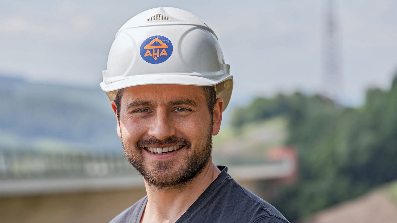 Am überzeugendsten fand ich den einfachen Umsetzvorgang auf die andere Überbauseite. Durch das Lösen weniger Verbindungsteile konnten wir Ober- und Unterteil segmentweise umsetzen. Dadurch und dank des insgesamt geringen Eigengewichts wurde nur ein kleiner Mobilkran benötigt und die Verfahrbarkeit erleichtert.