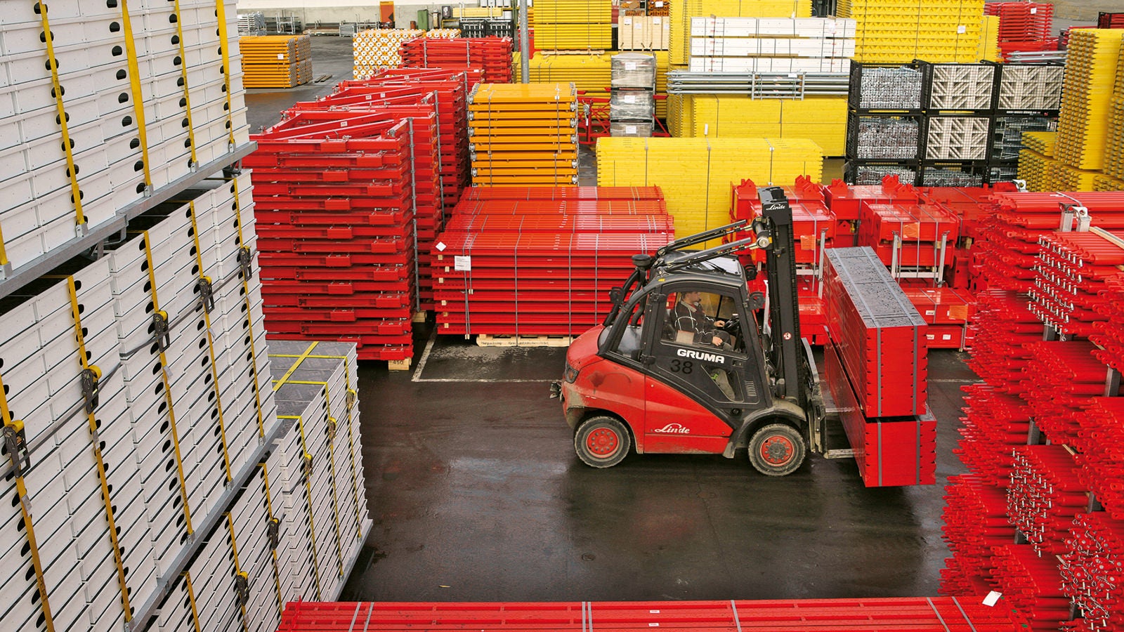 En Allemagne, PERI possède de 9 sites logistiques performants et livre le matériel en location rapidement sur le lieu d'utilisation.