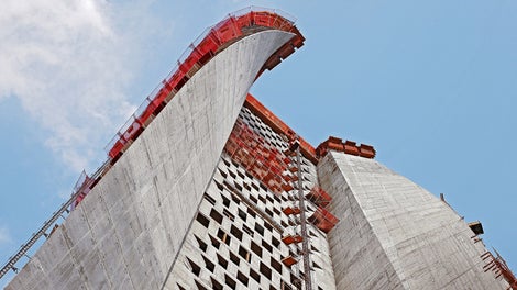 Construction of the wing walls with their twisted surface areas was carried out with great precision using PERI SKS/VARIO climbing formwork units.